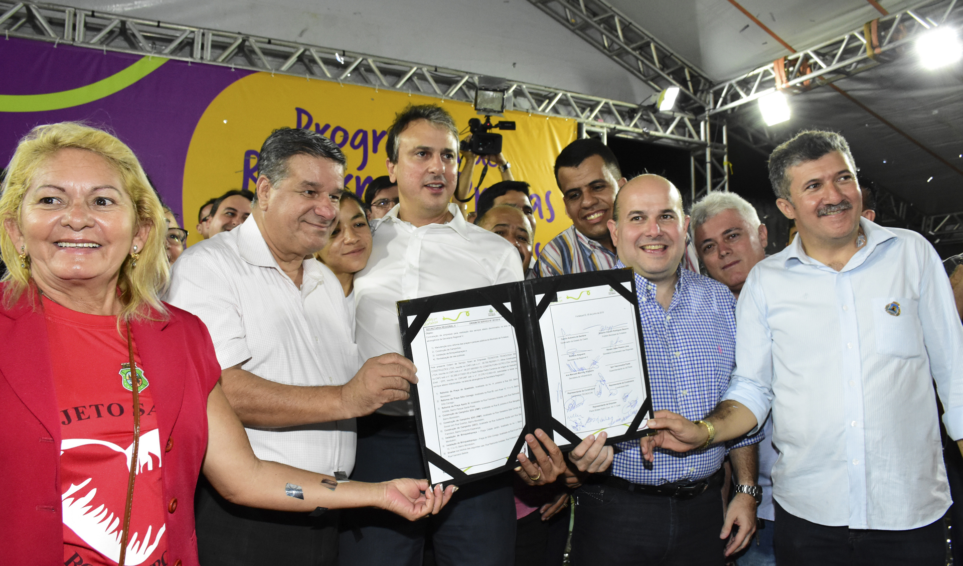 prefeito roberto claudio, governador camilo santana e autoridades no palco onde foi assinada a ordem de serviço 